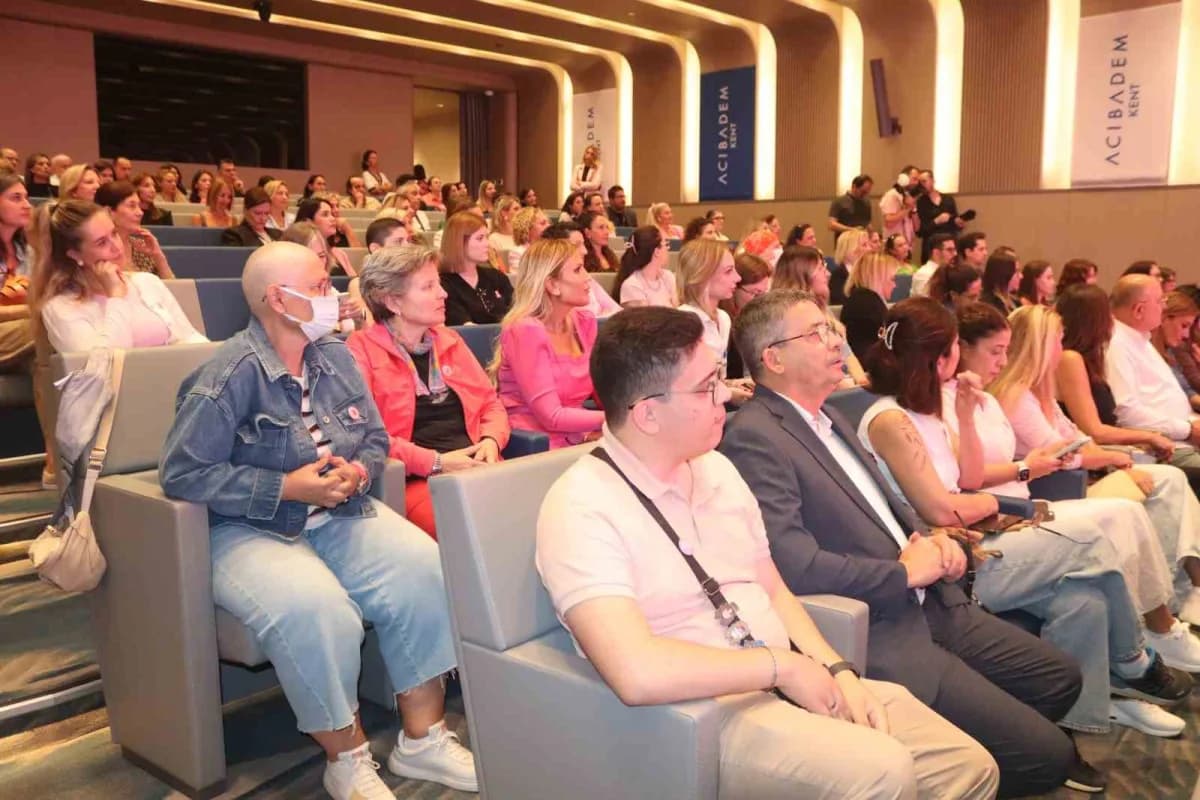 İzmir’de Acıbadem Kent Hastanesi tarafından meme kanseri farkındalık ayı kapsamında düzenlenen ‘kendiniz için fark edin,