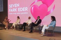 İzmir'de meme kanseri farkındalık söyleşisinde uzmanlar erken tanı ve tedavi yöntemlerini anlatıyor