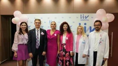 Liv Hospital Ulus'ta meme kanseri farkındalık etkinliğinde uzman doktorlar ve moderatör Ebru Akel konuşuyor