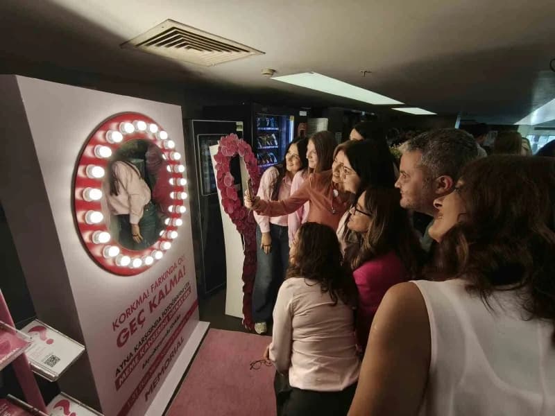 Memorial Kayseri Hastanesi'nde 1-31 Ekim Meme Kanseri Farkındalık Ayı dolayısıyla etkinlik düzenlendi.