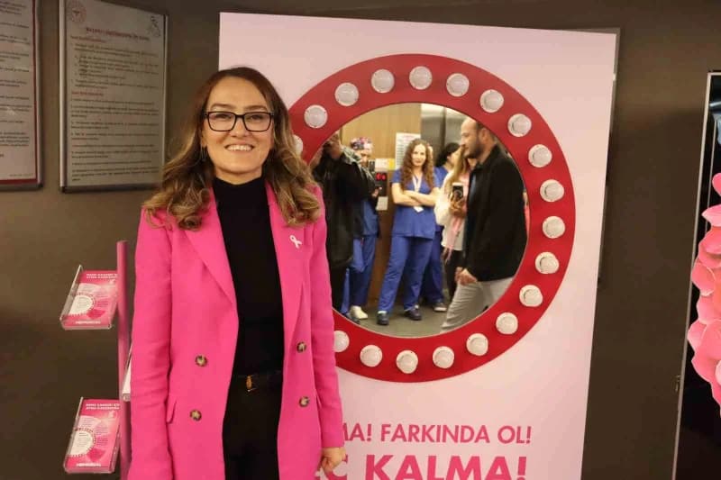 Meme kanseri farkındalık etkinliğinde kadınlar düzenli muayene ve mamografi hakkında bilgilendiriliyor