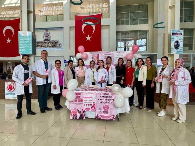Muğla Eğitim ve Araştırma Hastanesi’nde meme kanseri farkındalık standı ve katılımcılar