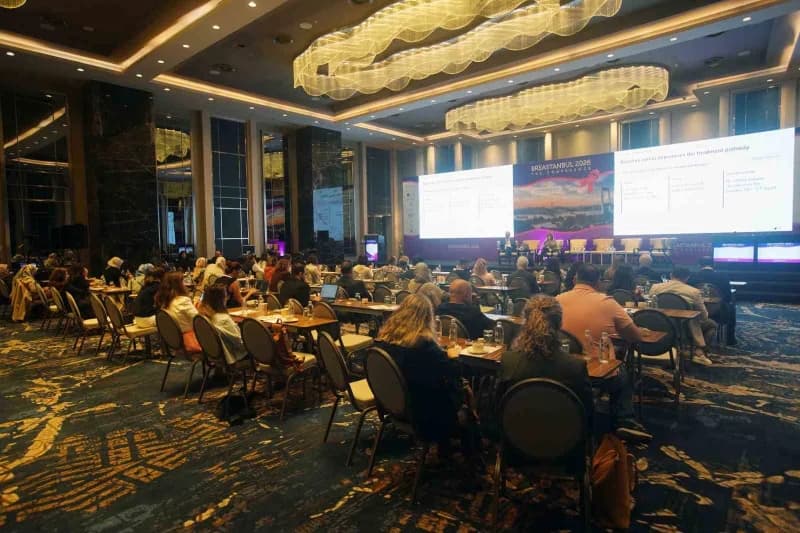 Acıbadem Üniversitesi Senoloji Enstitüsü ve Senatürk'ün desteğiyle İstanbul'da düzenlenen 7'nci Breastanbul 2026, 62 ülk