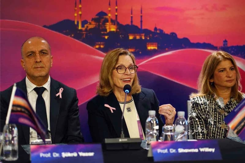 Acıbadem Üniversitesi Senoloji Enstitüsü ve Senatürk'ün desteğiyle İstanbul'da düzenlenen 7'nci Breastanbul 2026, 62 ülk