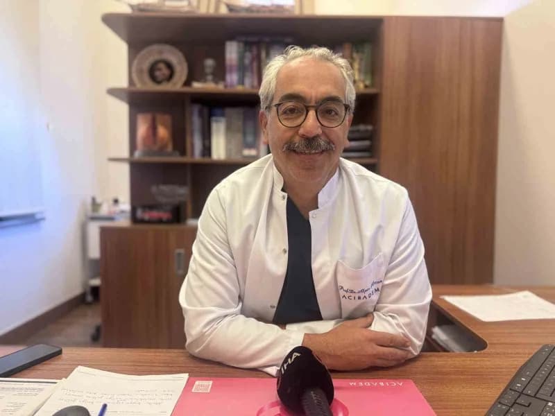 Prof. Dr. Alper Akcan meme kanseri taraması hakkında bilgi verirken