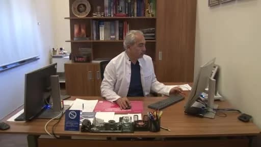 Prof. Dr. Alper Akcan meme kanseri taraması hakkında bilgi verirken