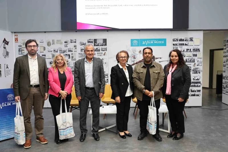 Nilüfer Belediyesi Dr. Ceyhun İrgil Sağlık Müzesi’nde meme kanseri farkındalık söyleşisi sırasında uzmanlar konuşuyor
