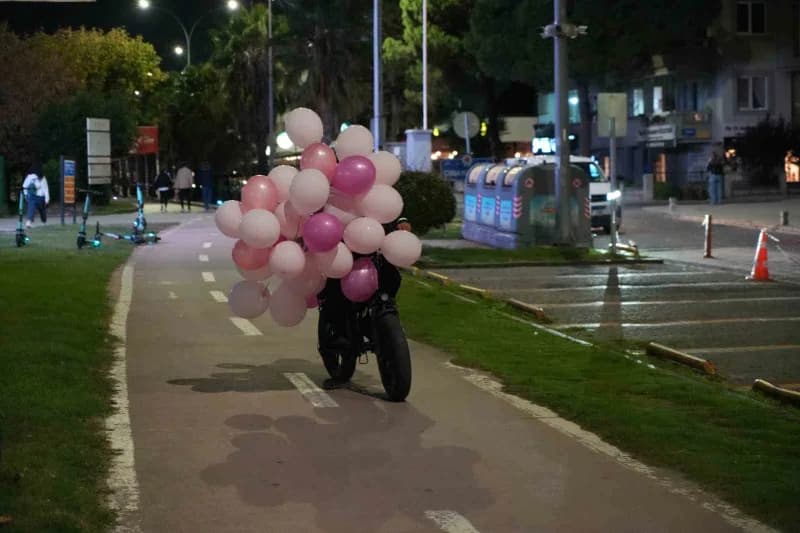 Sağlık çalışanları, Meme kanserine dikkat çekmek için pembe balonlarla Bisiklet turu yaptı