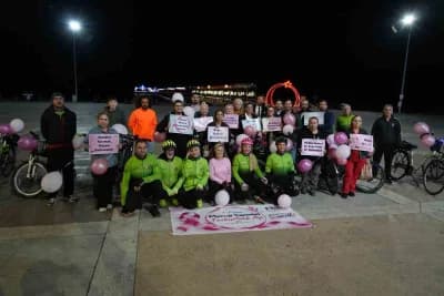 Samsun’da pembe balonlar ve pankartlarla meme kanseri farkındalığı için düzenlenen bisiklet turundan bir görüntü