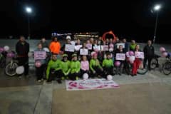 Samsun’da pembe balonlar ve pankartlarla meme kanseri farkındalığı için düzenlenen bisiklet turundan bir görüntü