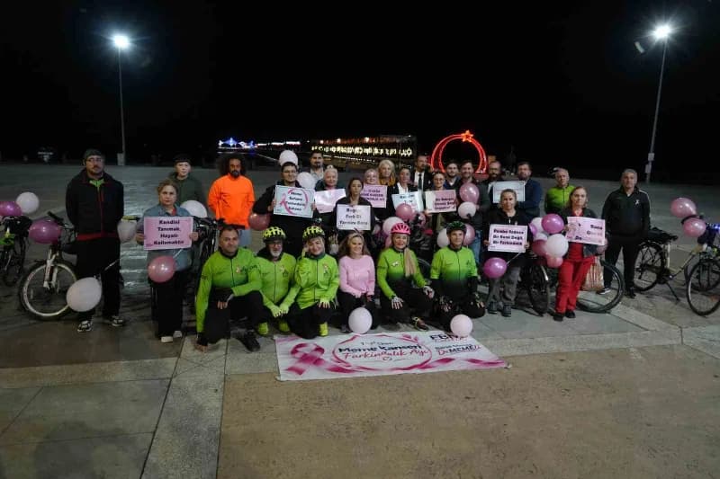 Samsun’da pembe balonlar ve pankartlarla meme kanseri farkındalığı için düzenlenen bisiklet turundan bir görüntü