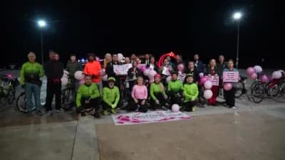 Samsun'da pembe balonlar ve pankartlarla meme kanseri farkındalığı için düzenlenen bisiklet turundan bir kare