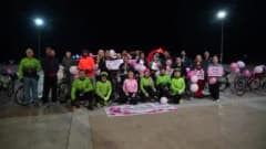 Samsun'da pembe balonlar ve pankartlarla meme kanseri farkındalığı için düzenlenen bisiklet turundan bir kare