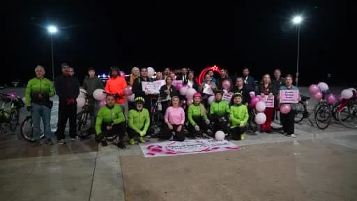 Samsun'da pembe balonlar ve pankartlarla meme kanseri farkındalığı için düzenlenen bisiklet turundan bir kare