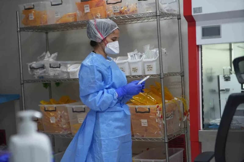 Antalya'da göğsünde hissettiği ağrı nedeniyle başvurduğu hastanede 2 yıl önce meme kanseri olduğunu öğrenen anaokulu öğr