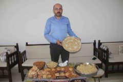 Şırnak Cizre'de badem, şeker ve yumurta ile hazırlanan geleneksel memilheva tatlısı