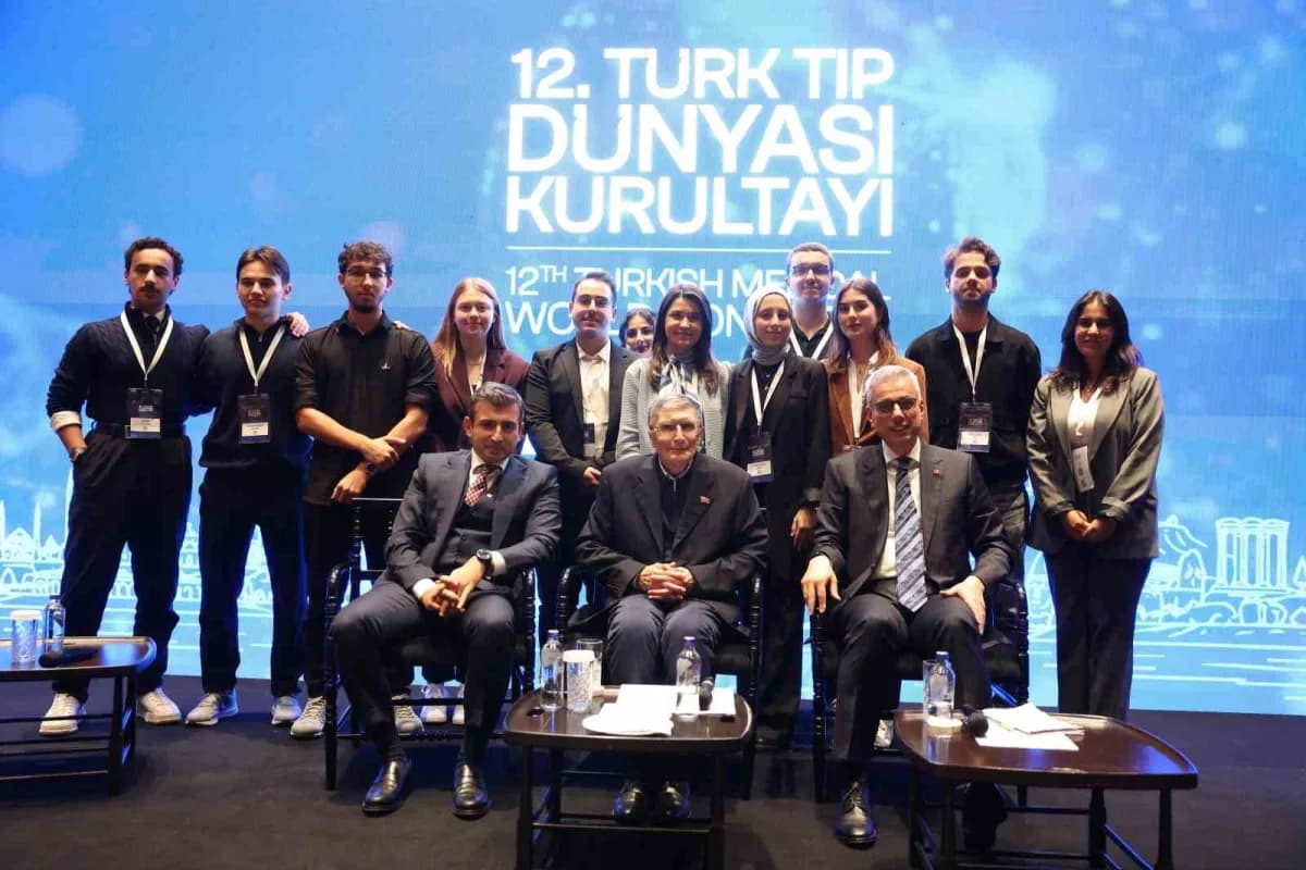Sağlık Bakanı Kemal Memişoğlu, 12'nci Türk Tıp Dünyası Kurultayı'nda ‘gençlerle Buluşma' etkinliğind