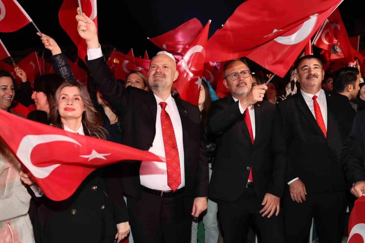Vatandaşların ay yıldızlı bayraklarla bir araya geldiği programa, önceki dönem Gençlik ve Spor Bakan