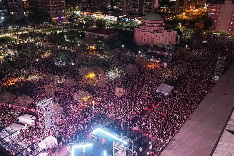 Menemen Belediyesi tarafından kurulan dev sahnede Cumhuriyet Bayramı için düzenlenen konserlere, İzm