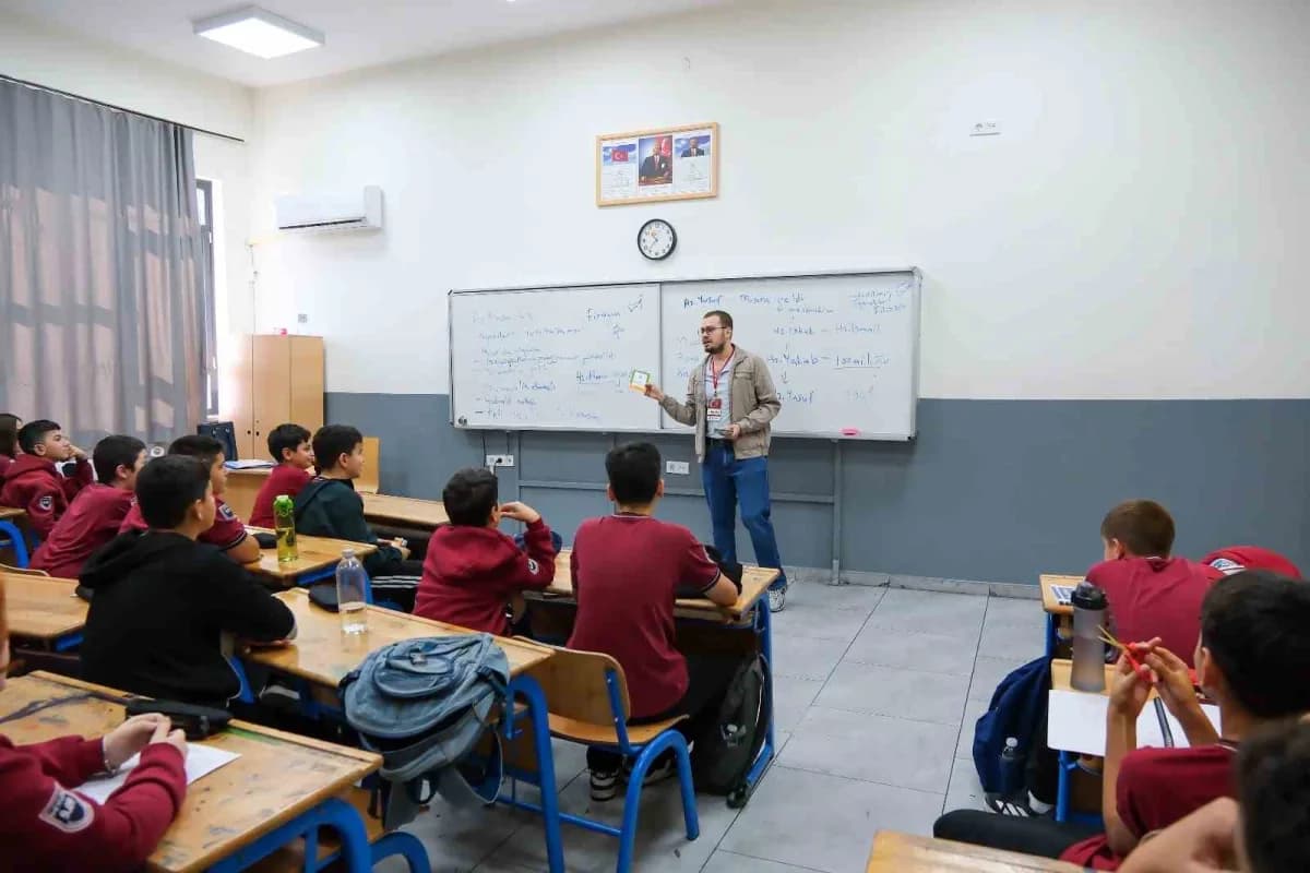 Menemen Belediyesi tarafından öğrencilere dağıtılan dijital eğitim paketleri ve eğitim yatırımları