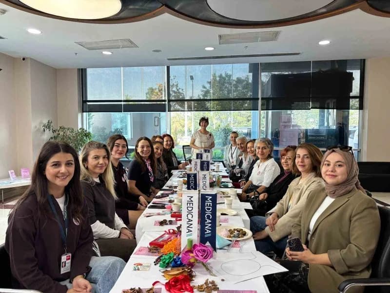 Medicana International Ankara Hastanesi'nde menopoz süreci için düzenlenen sanat atölyesinden bir ka