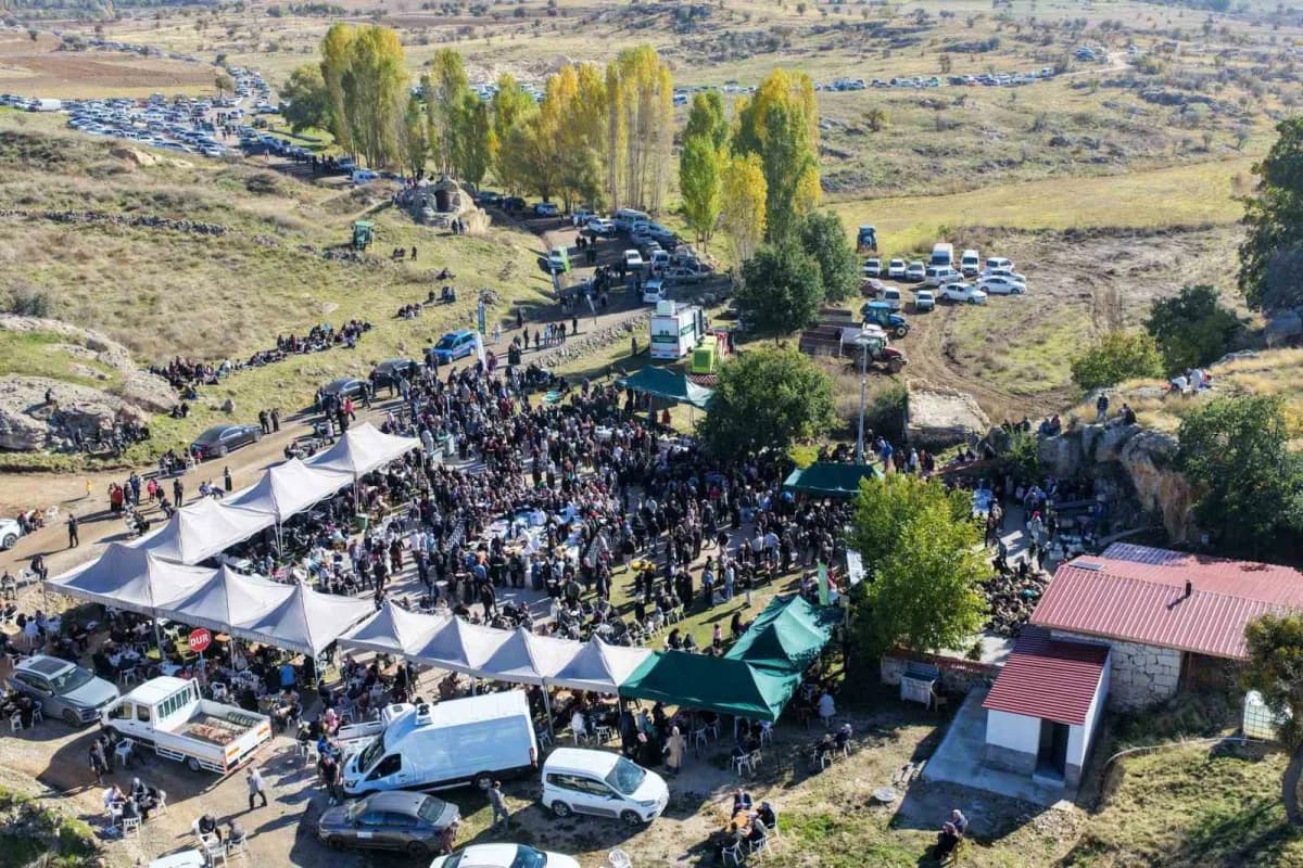 Konya Meram Kızılören Mahallesi’nde İnden Peynir Çıkarma geleneği kapsamında mağaralardan tulum