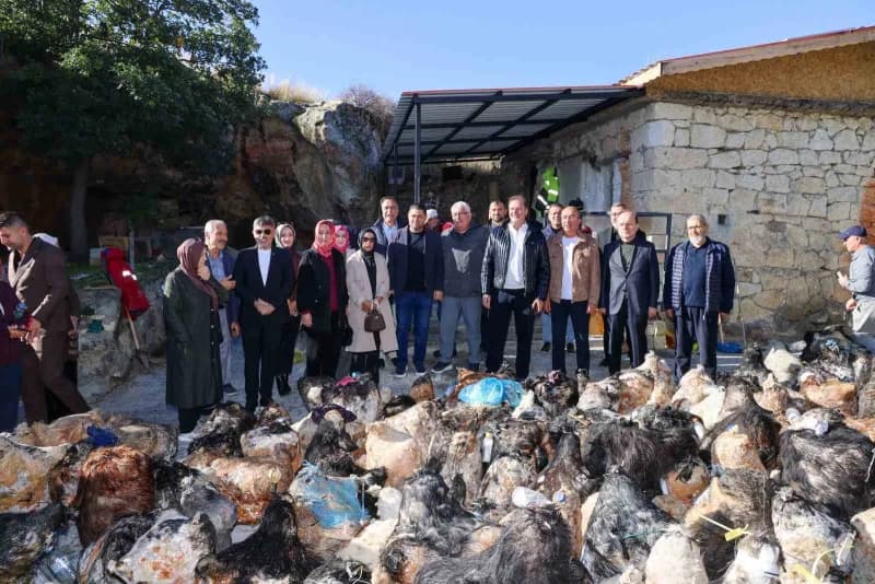 Meram’ın Kızılören Mahallesi’nde yüzyıllardır yaşatılan ‘inden Peynir Çıkarma’ geleneği, bu yıl da y