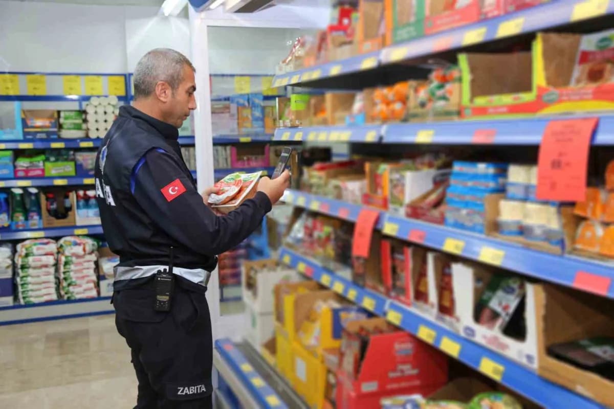 Konya’nın merkez Meram İlçe Belediyesi Zabıta Müdürlüğü ekipleri, vatandaşların güvenli ve sağlıklı bir alışveriş ortamı