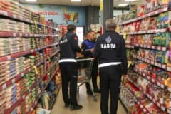 Meram Belediyesi Zabıta Müdürlüğü ekipleri marketlerde ürünlerin fiyat ve etiket bilgilerini kontrol ediyor