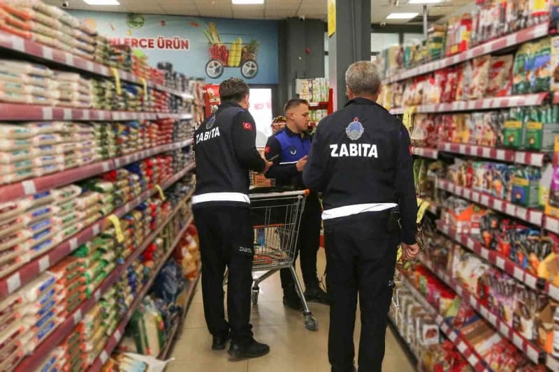 Meram Belediyesi Zabıta Müdürlüğü ekipleri marketlerde ürünlerin fiyat ve etiket bilgilerini kontrol ediyor