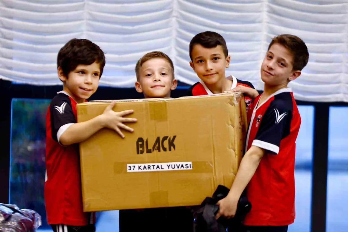Merkezefendi Belediyesi, 2019 yılından bu yana aralıksız sürdürdüğü Amatör Spor Kulüplerine Malzeme Desteği kapsamında,