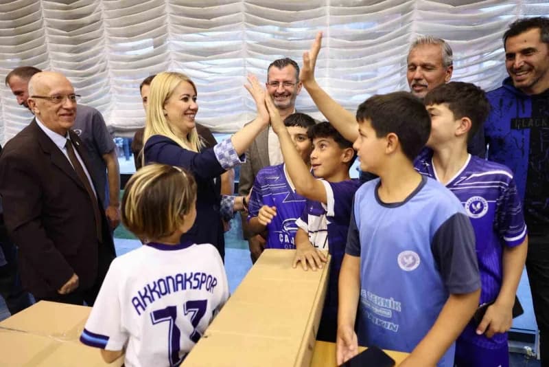 Merkezefendi Belediyesi, 2019 yılından bu yana aralıksız sürdürdüğü Amatör Spor Kulüplerine Malzeme Desteği kapsamında,