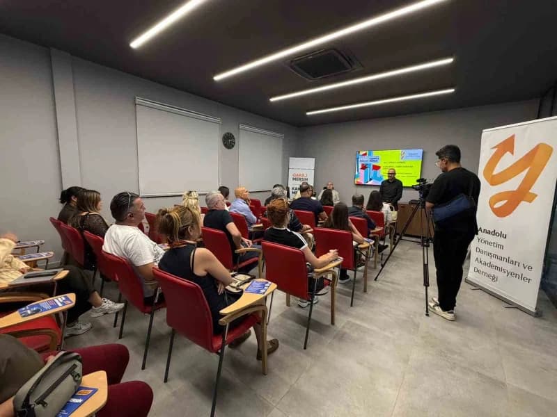 Mersin’de aile şirketlerine yönelik kurumsallaşma ve aile anayasası eğitimi sırasında iş dünyası temsilcilerinin katılım