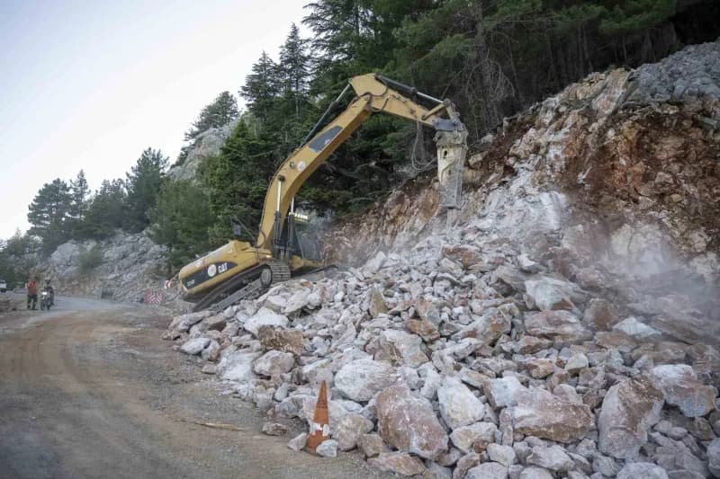 Mersin Büyükşehir Belediyesi tarafından Bozyazı ilçesinde Derbent ile Ustalar arasındaki 14 kilometrelik Yol, sathi kapl