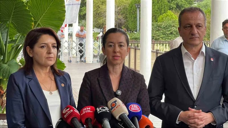 Mersin Büyükşehir Belediye Başkan Vekili Gülşah Yıldırım Genç meclis toplantısında konuşma yaparken