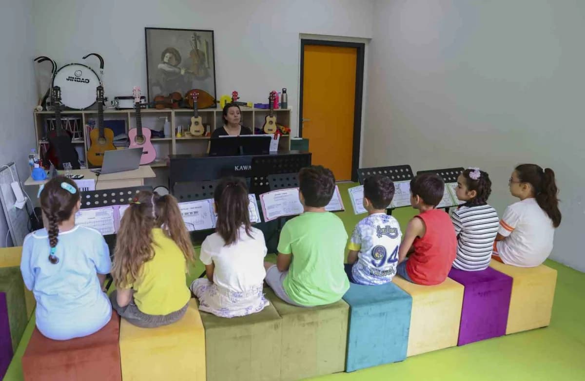 Mersin Büyükşehir Belediyesi Çocuk Kampüslerinde çocuklar çeşitli atölye çalışmalarına katılıyor