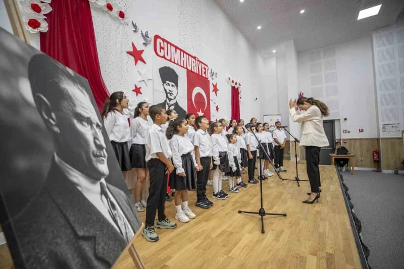 Mersin’de çocuklar Cumhuriyetin 103. yılı kutlama etkinliklerinde sahnede gösteri yapıyor