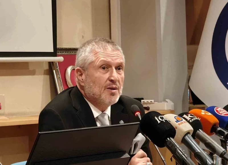 Mersin Deniz Ticaret Odası Başkanı Berdan Doğan basın toplantısında konuşuyor