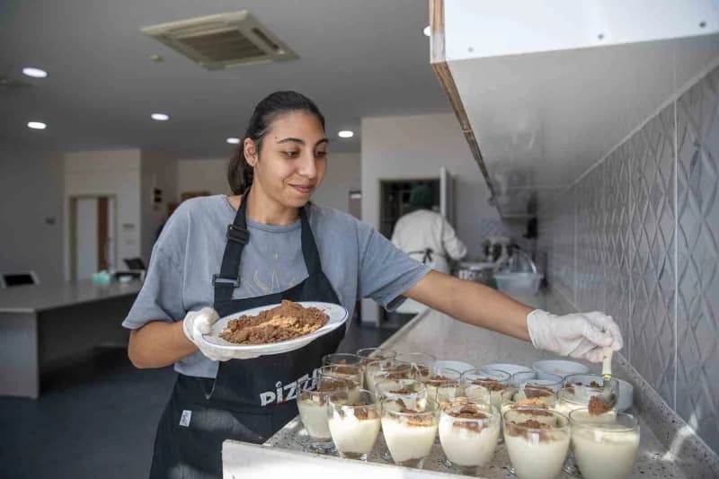 Mersin Büyükşehir Belediyesi Engelsiz Yaşam Merkezi'nde özel bireyler, Mutfak Atölyesinde yemek ve tatlı yapmayı öğrener