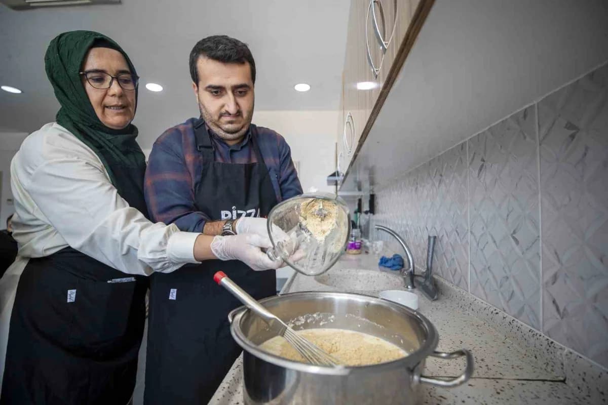 Mersin Büyükşehir Belediyesi Engelsiz Yaşam Merkezi'nde özel bireyler, Mutfak Atölyesinde yemek ve tatlı yapmayı öğrener