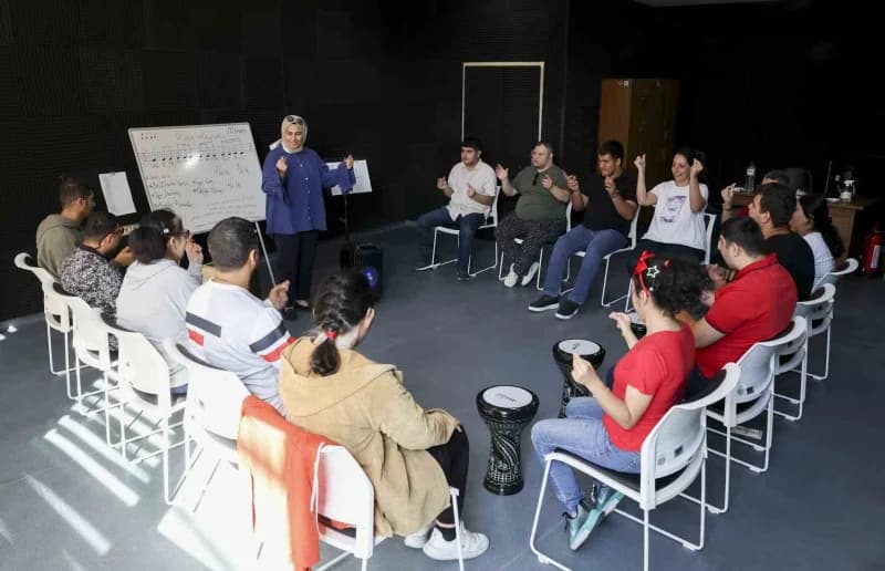 Mersin Büyükşehir Belediyesi, özel gereksinimli bireylerin sosyal yaşama katılımını artırmak ve ailelerini desteklemek a