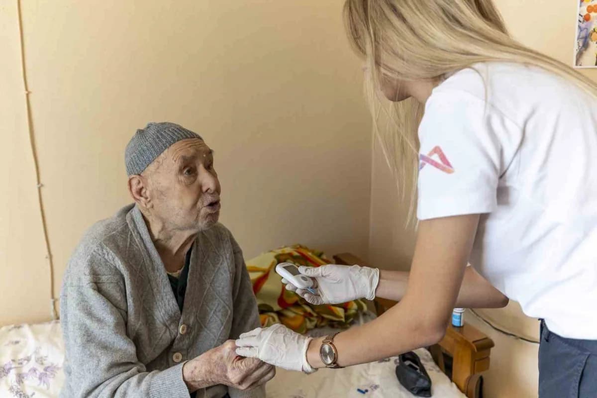 Mersin Büyükşehir Belediyesi, Evde Sağlık ve Bakım Hizmetleri kapsamında 13 ilçede yaşlı, hasta ve engelli vatandaşlara