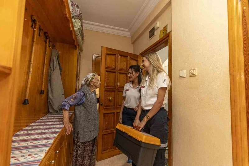 Mersin’de evde sağlık ve bakım hizmetleri kapsamında yaşlı bir vatandaşa pansuman yapan sağlık çalışanı