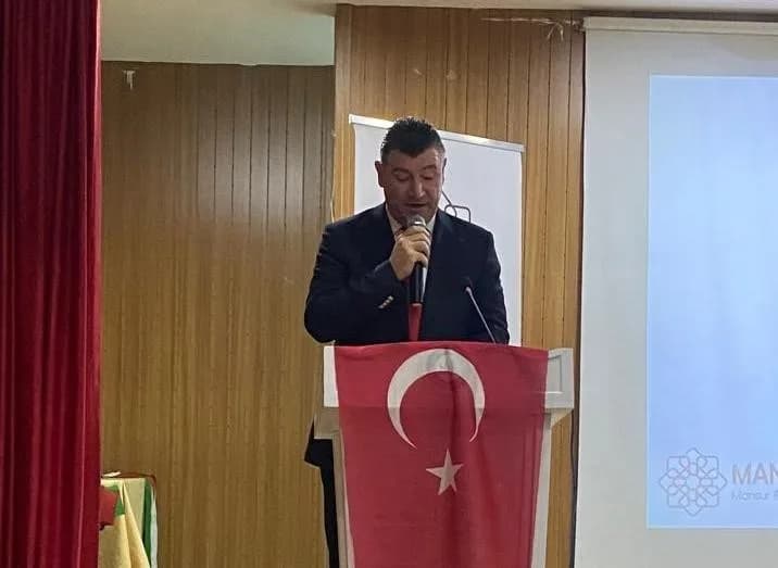 Programın açılışında konuşan Okul Müdürü Uğur Şahin, Filistin’de yaşanan acıları hatırlamak, hayatını kaybedenleri anmak