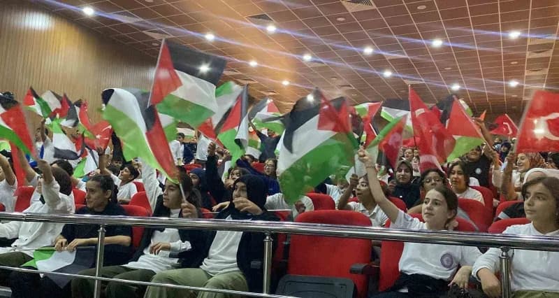 Mersin’in Akdeniz ilçesinde bulunan Mersin Proje Anadolu İmam Hatip Lisesi’nde, Gazze’de yaşananların üçüncü yıl dönümün