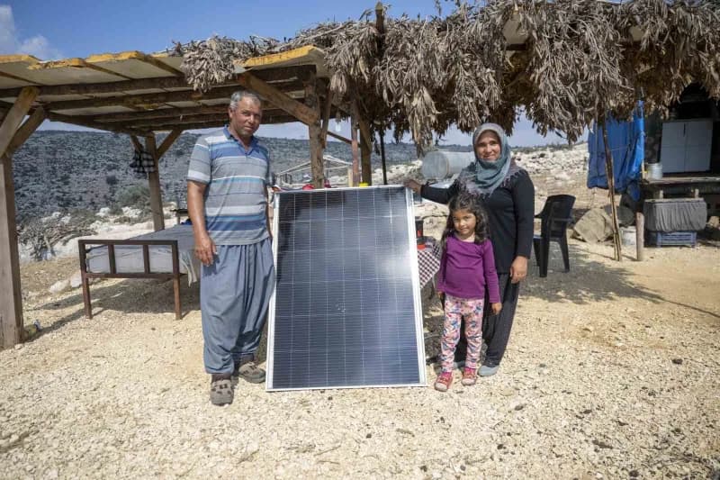 Mersin’de kırsal bölgelerde konargöçer küçükbaş hayvan yetiştiricilerine sağlanan güneş paneli desteği