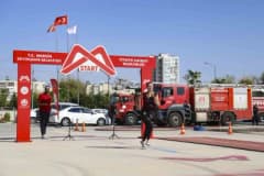 Mersin Büyükşehir Belediyesi itfaiye eri alımı için sınavlara katılan adaylar spor ve sürüş parkurlarında performans ser