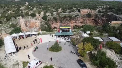 Mersin Kanlı Divane Ören Yeri'nde gençlerin türkü etkinliği sırasında sahnede performans sergilemesi