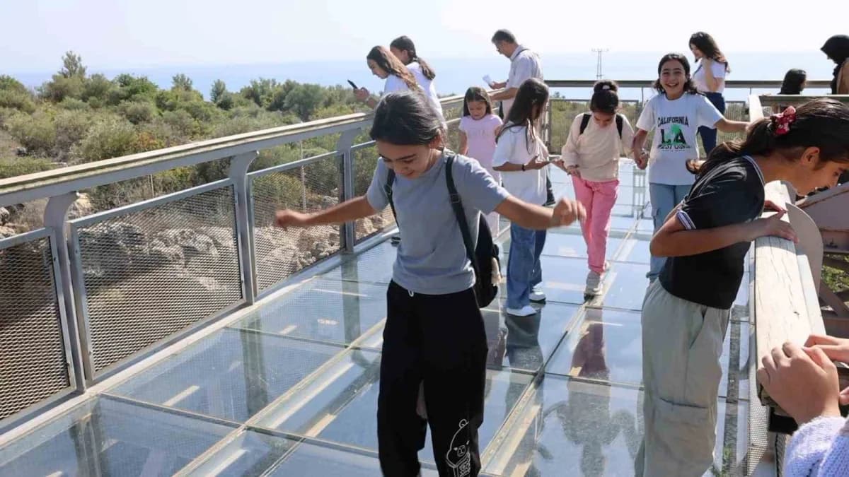 Mersin’in Akdeniz ilçesinde, 11 Ekim Dünya Kız Çocukları Günü dolayısıyla düzenlenen etkinlikte kırsal bölgelerden 100 A