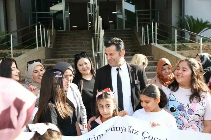 Mersin Akdeniz’de Dünya Kız Çocukları Günü etkinliğinde anne ve kızlar Cennet-Cehennem Ören Yerini ziyaret ediyor